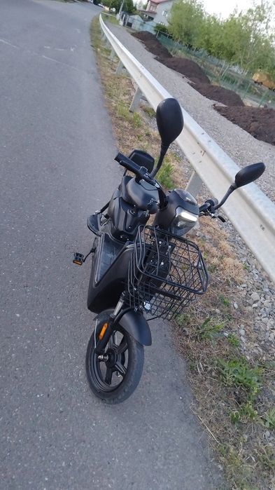 Vând scuter electric negru sau schimb cu iphone/trotineta electrica