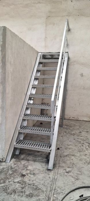 Scara metalica      .