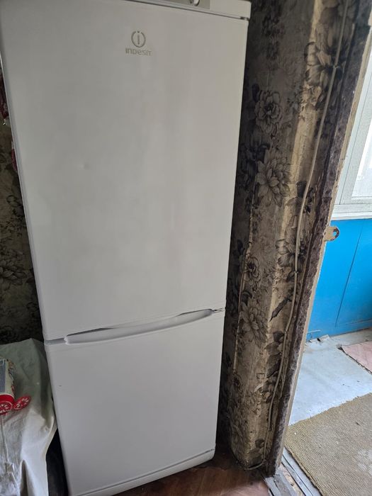 Холодильник indesit