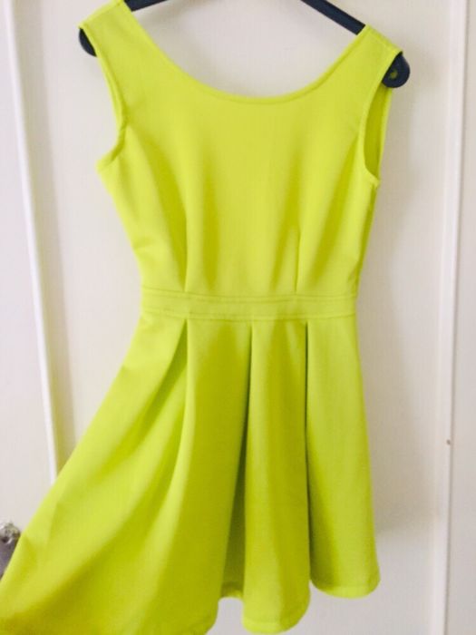 Дамска рокля с гол гръб