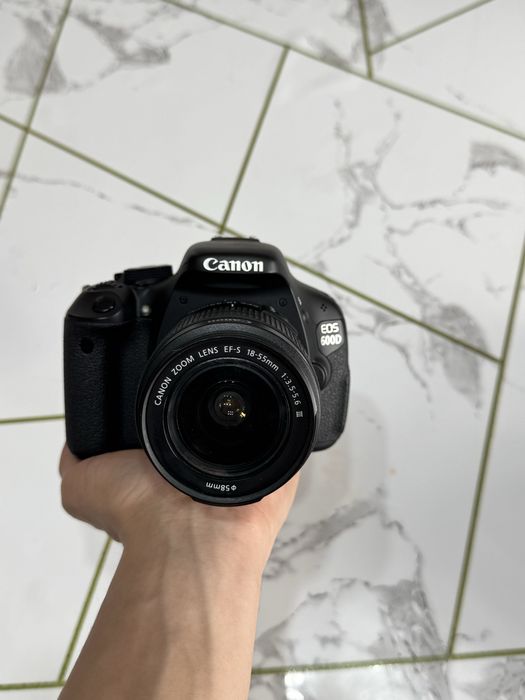 Зеркальный фотоаппарат Canon EOS 600D