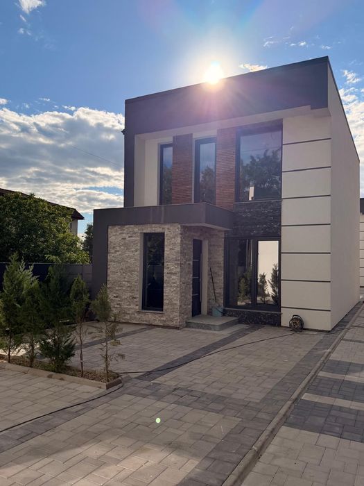 Casă modernă de vânzare