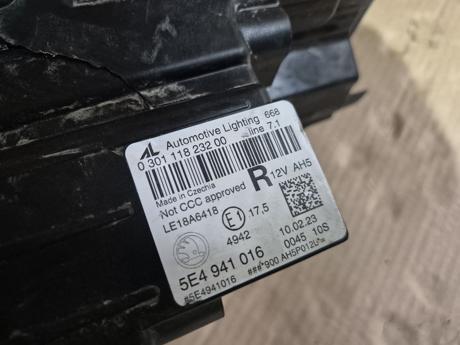 Десен фар SKODA Octavia IV full led 5E4 941 016 Шкода Октавия
