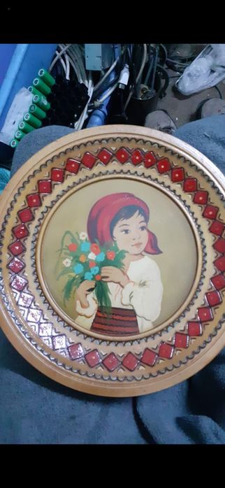 Farfurii decorative pictate pe lemn in ulei
