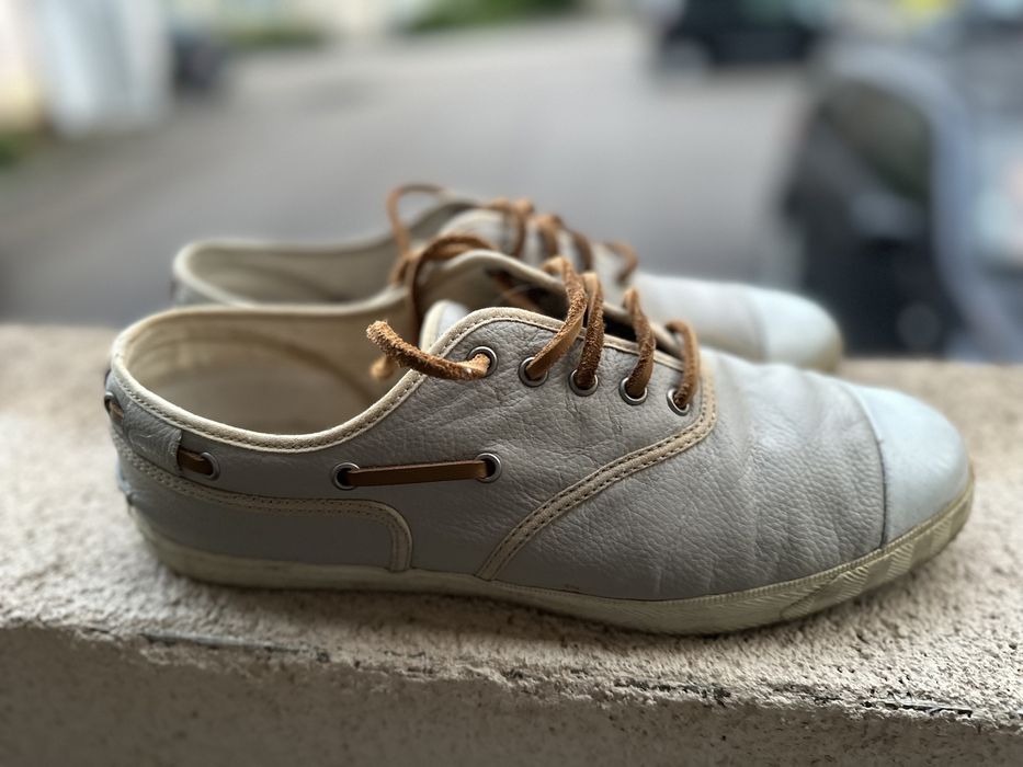 Спортно-елегантни обувки Лакосте за 35 лева