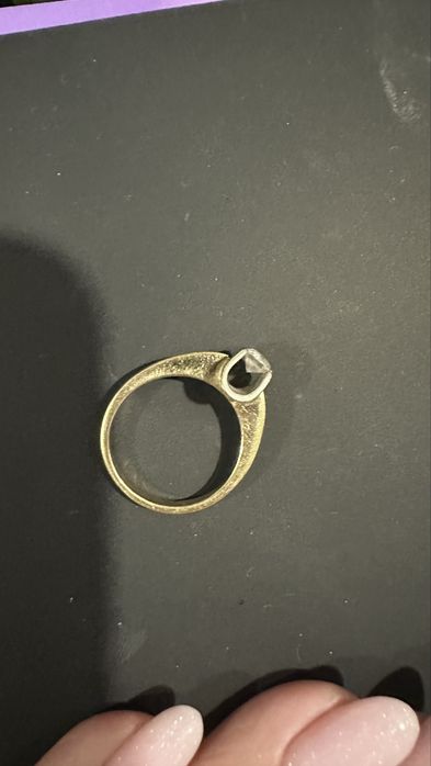 Золотое кольцо с брилиантом