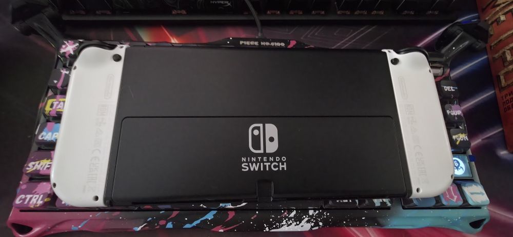 Продам Nintendo Switch OLED