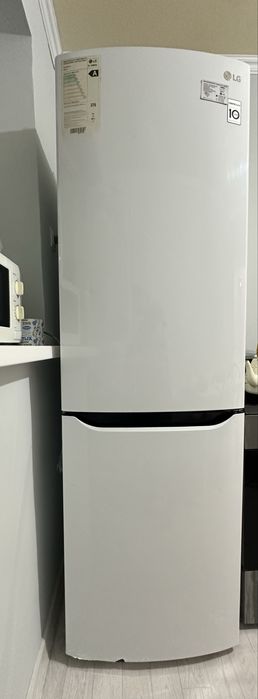 Холодильник LG, морозилькасы гана жұмыс жасайды