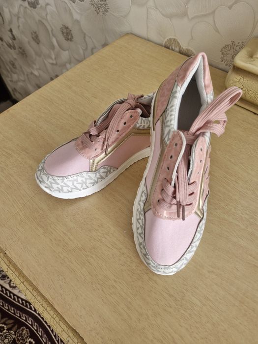 Продаётся кроссовки 37 и 41 размер своя цена 4300