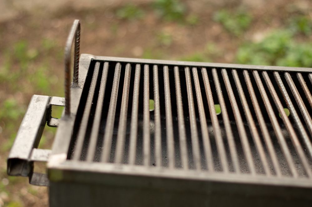 Grătar metalic solid – construcție durabilă, ideal pentru utilizare intensă