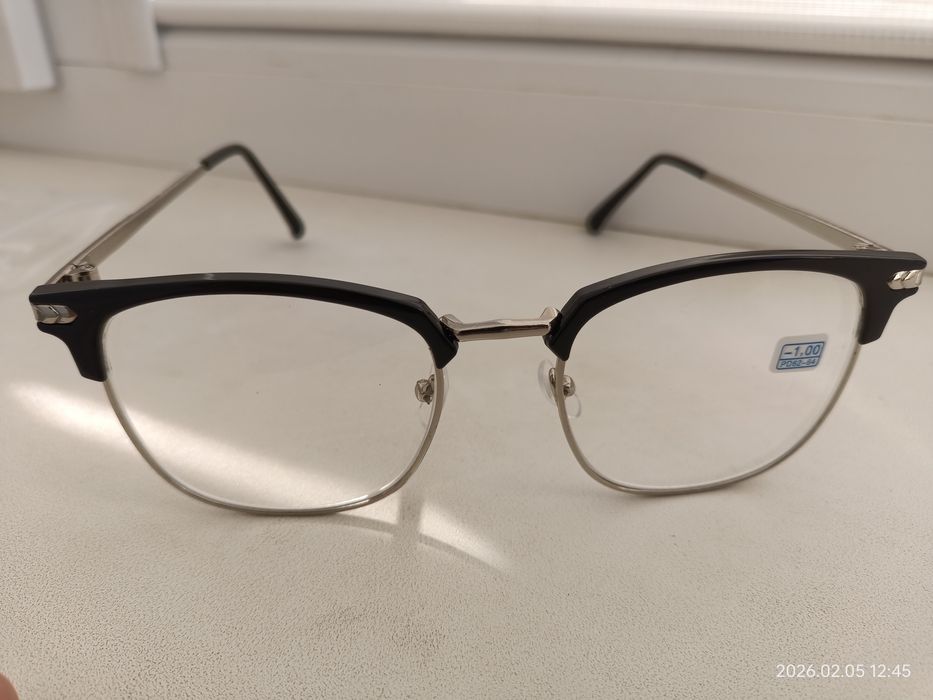 очки от зрения, коррегирующие.