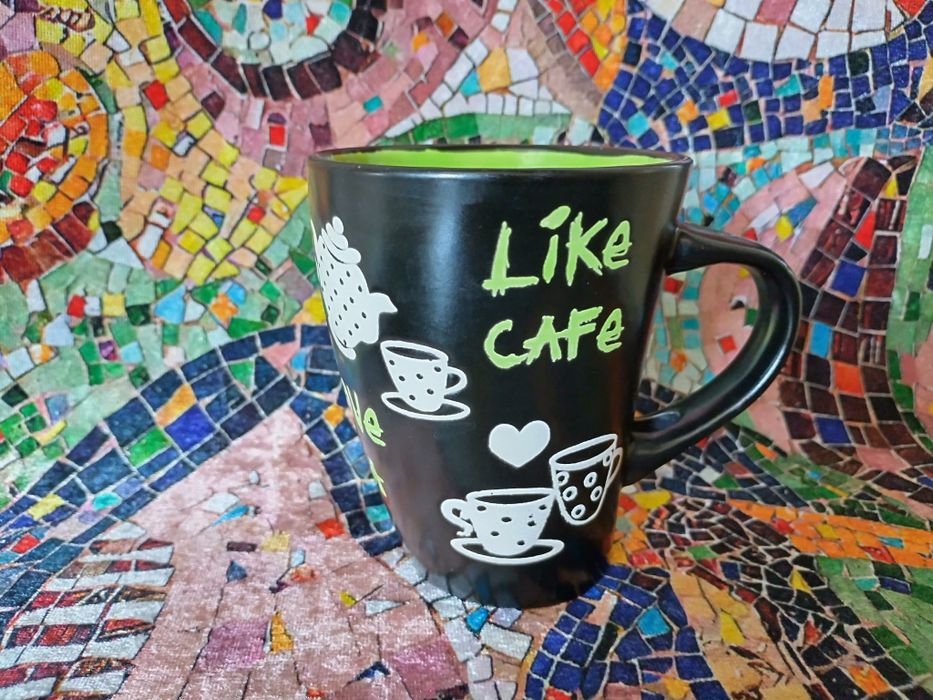 Оригинална дизайнерска керамична чаша за чай и кафе, с крива форма, от