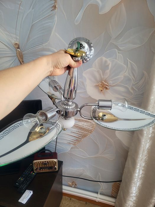 Люстра с лепестками