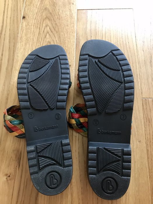 Vand slapi din piele, noi