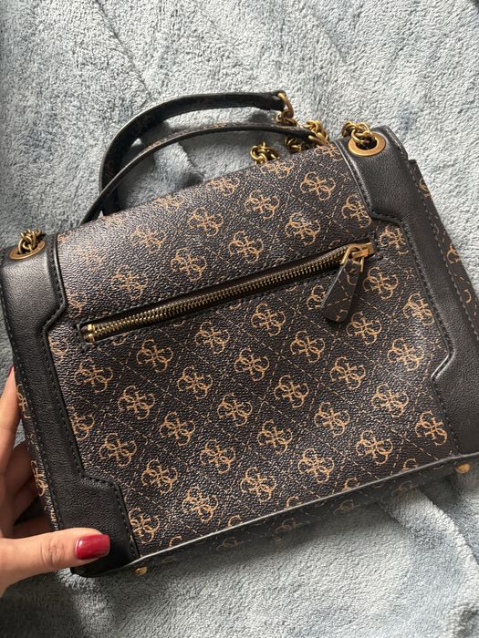 Чанта Guess.