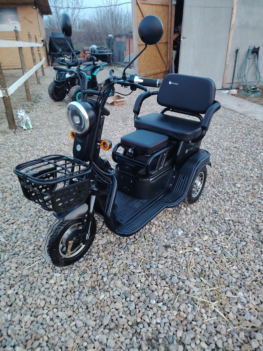Triciclu electric 2 locuri 100 km aproape Nou 4 chei încărcător Alarma