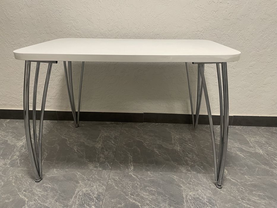 Кухонный стол, современного интерьера, белого цвета. Цена договорная..