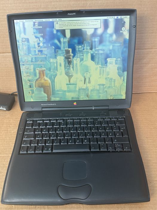 Ретро лаптоп Apple Macintosh PowerBook G3