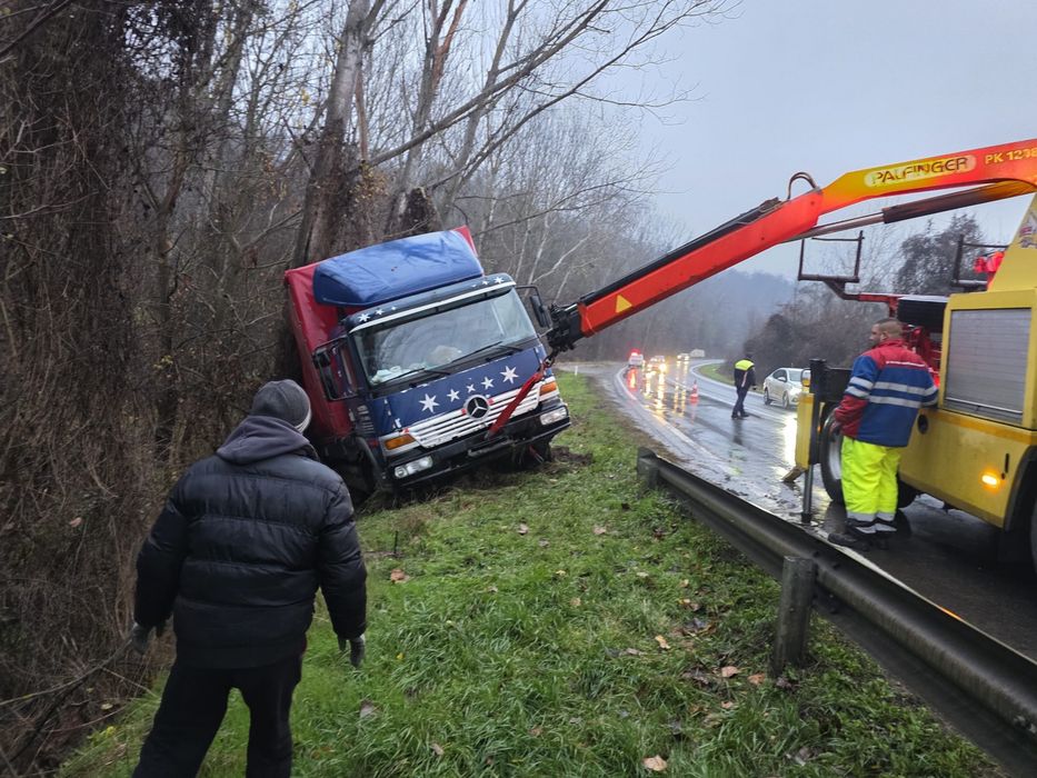 Tractari Auto Gaesti Platforma cu Macara Tractari Camioane