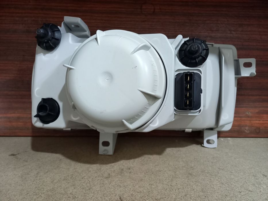 Фары на VW Vento