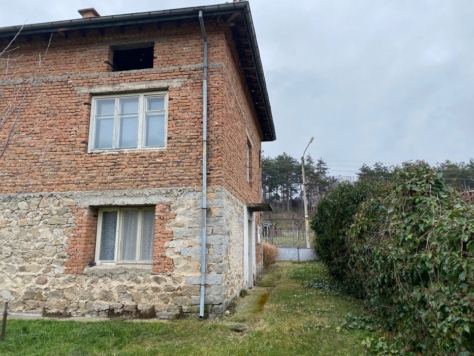 Къща с дворно място в село Каравелово, община Карлово.