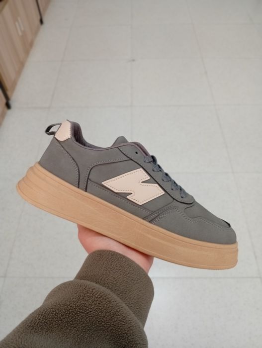 Продаём оптом и в розницу обувь. Имеется мужская и женская обувь.