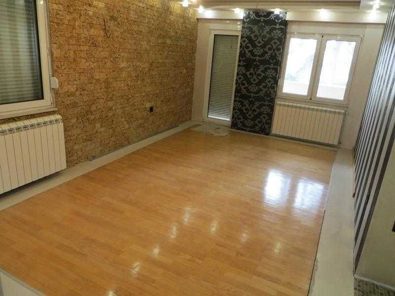 Дава се под наем Тристаен апартамент в Пловдив, Остромила - 80 кв.м за 377.4 € - Снимка #1