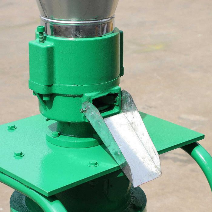 Granulator furaje KL-120L PROFI, motor inclus 3 kW si 3 matrite NOU