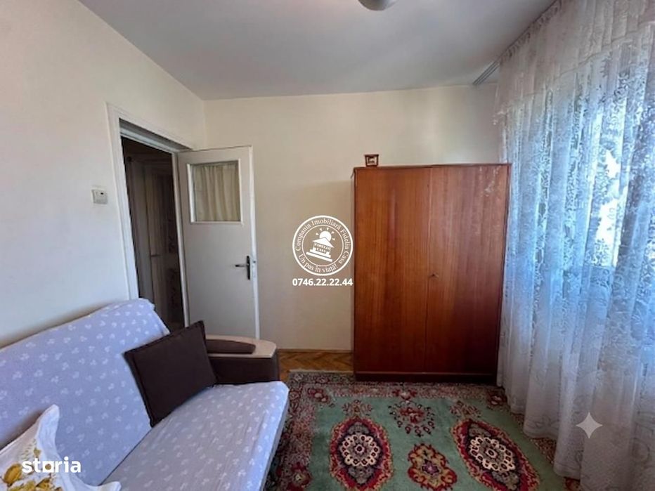 Apartamen 3 camere de vanzare, semidecomandat, etaj intermediar - Podu