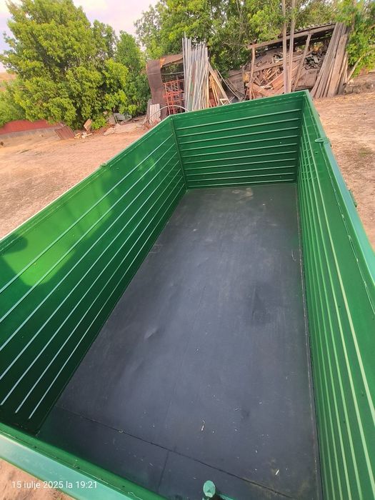 Remorca basculabila pe 3 părți