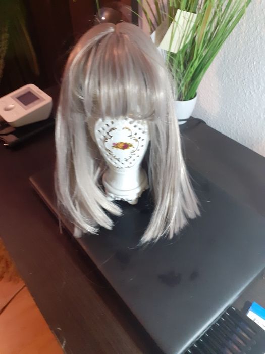 peruca gri cu breton