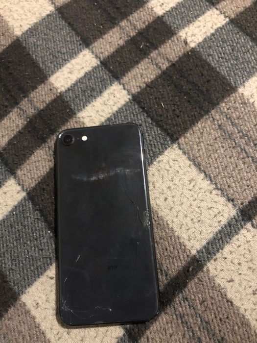 Продавам iPhone 8 има забелешки със счупен дзаден капак