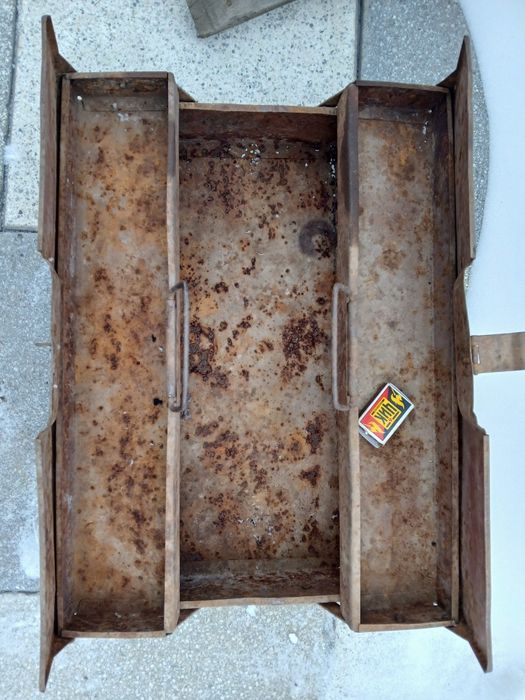 Канистра под топливо.