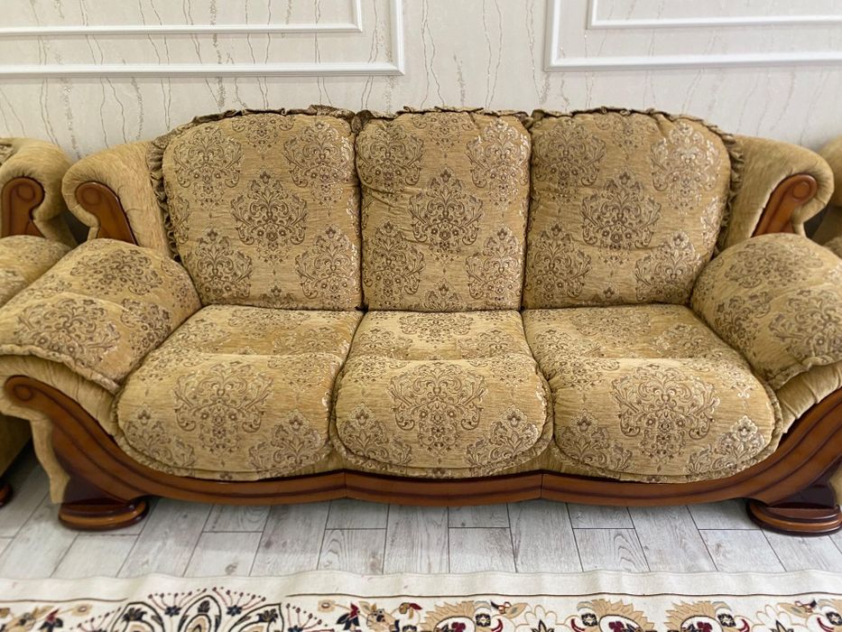 Продается Диван с двумя креслами