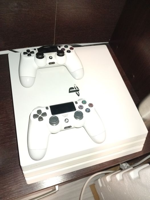 Vând PS 4 pro 1 tera