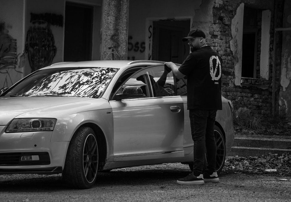 Разкъсана тениска “LEARNED THE HARD WAY” – Брутален street стил от Ø