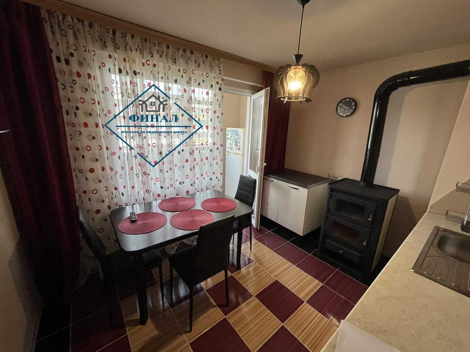 Продава се тристаен апартамент в кв. Тракия
