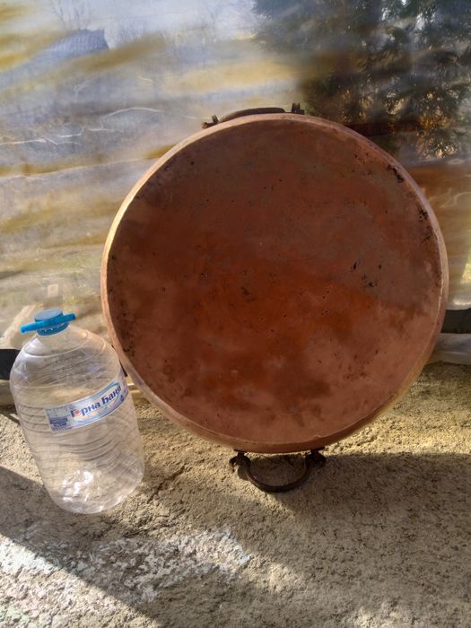 Продавам огромна масивна медна тава тежка и масовна Уникална