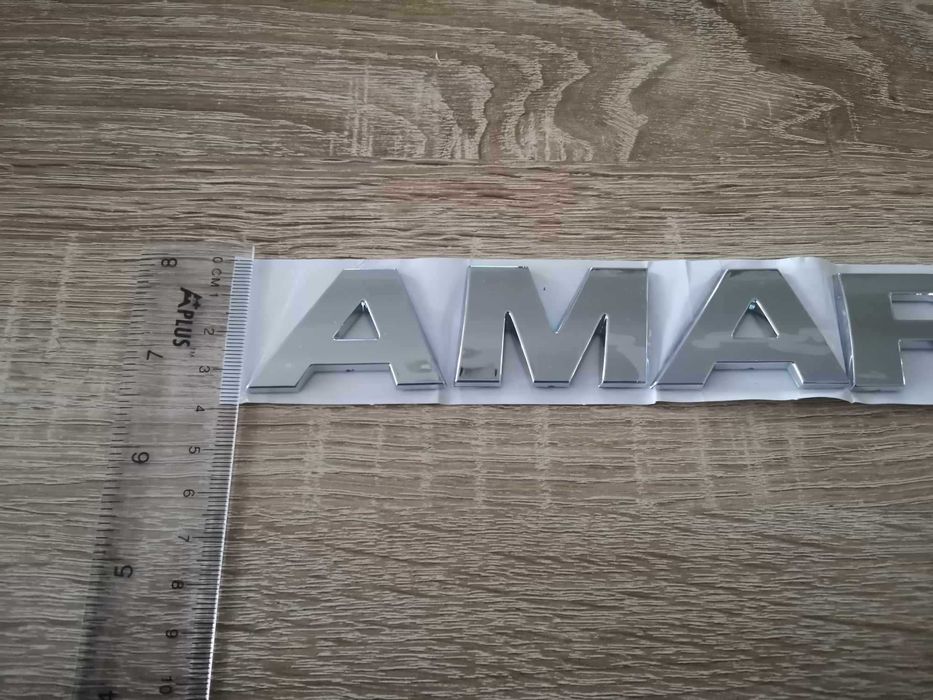 сребрист надпис Volkswagen Amarok