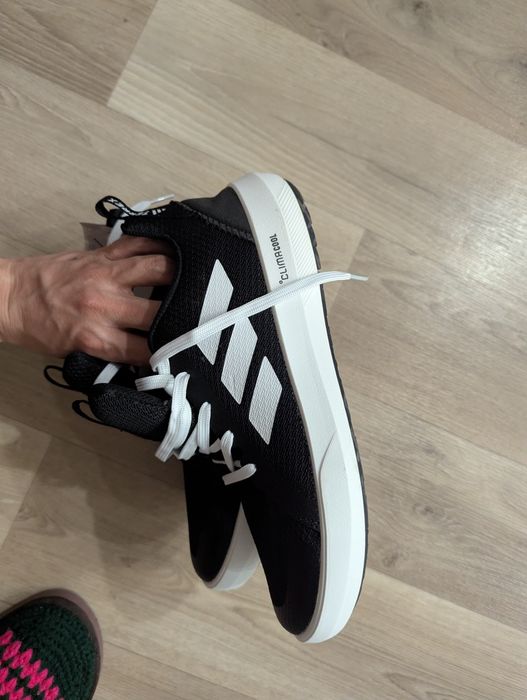 Продам кроссовки Adidas новые