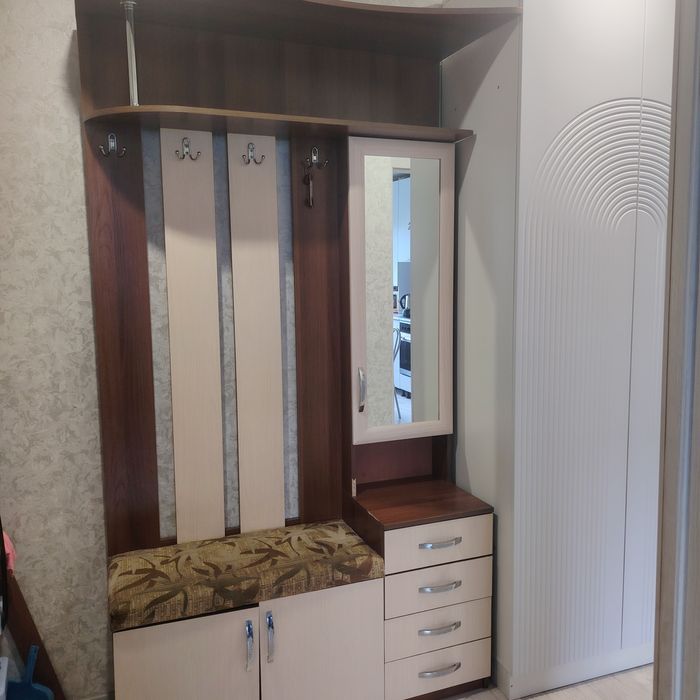 Продам прихожую с зеркалом