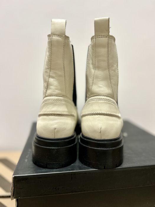 Ghete de piele, 39