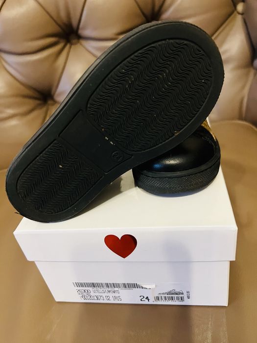 Adidasi MOSCHINO, negri