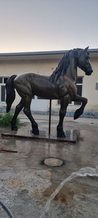 Скульптура лошадь! изготовлен из прочного материал.Для любителей лошад