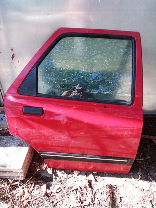 Продавам задна дясна врата за Форд Сиера.