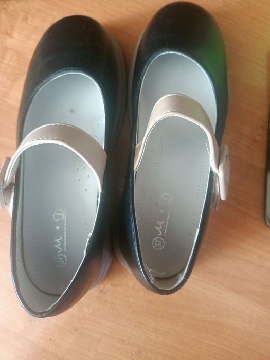 Продам туфли школьные на девочку.