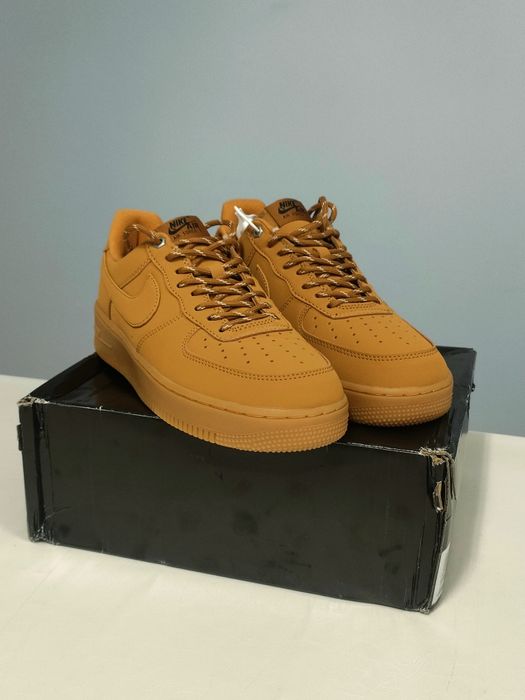 Ақ Nike шұлықтарындағы порнофотосуреттер