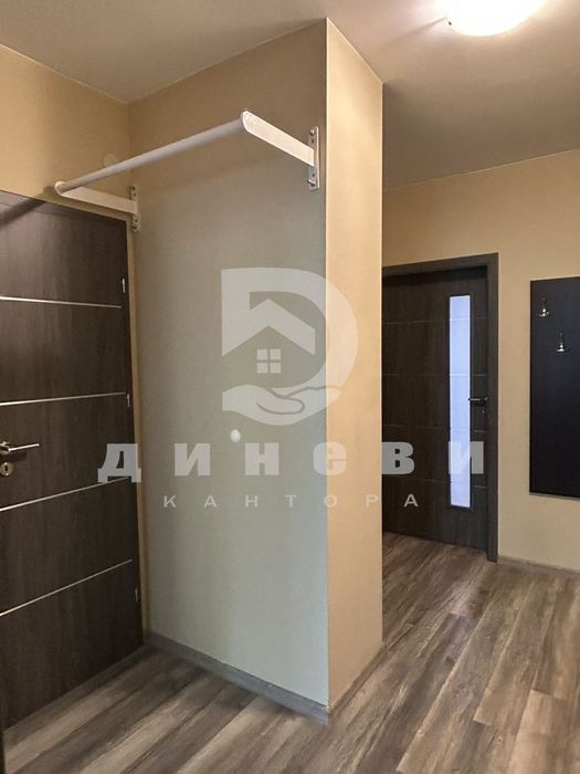 Обзаведен тристаен апартмент до Музикалното с Гараж