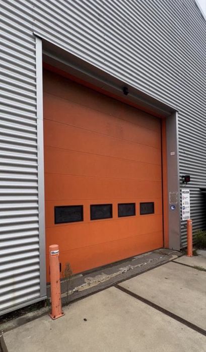 Продавам секционна електрическа врата налични и други размери