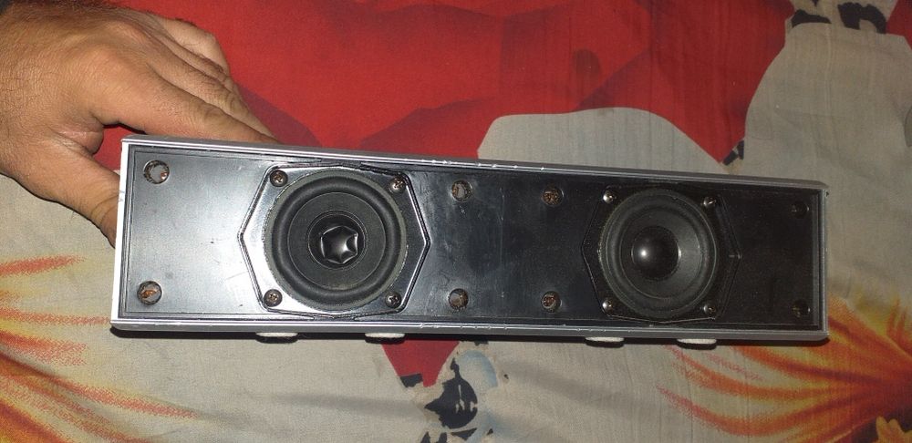 Vând 4 sateliți și o boxa centrala, marca Yamaha, model NX- C130,